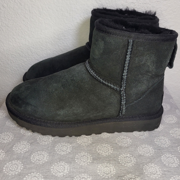 UGGs Low Top Shearling Ankle Boots in Black size 6 - Picture 6 of 11